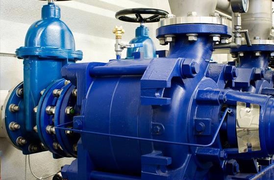 Pompe industrielle bleue avec robinetterie et vannes