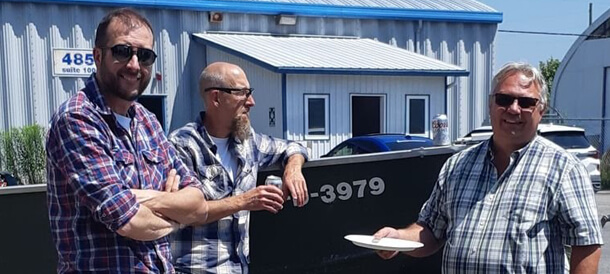 Travailleurs industriels le terrain